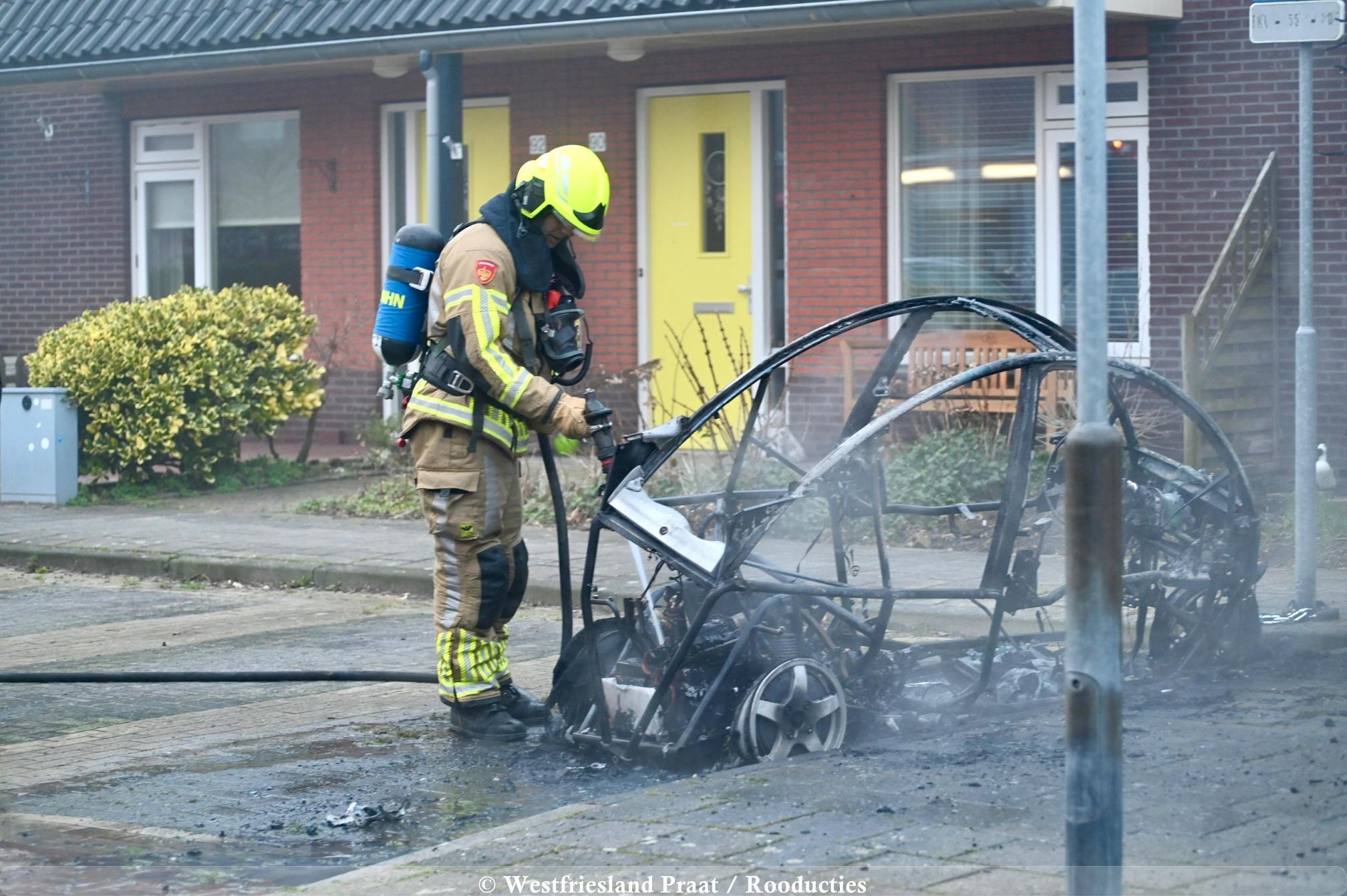 Brandweer blust een voertuigbrand waarbij een geparkeerde auto volledig is uitgebrand aan het Geldelozepad.