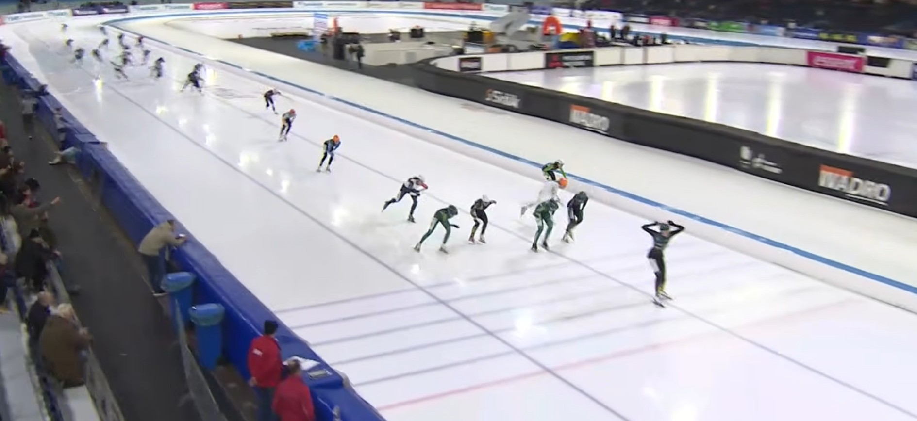 Vrouwenpeloton tijdens de Daikin Marathon Cup op het ijs van Thialf in Heerenveen