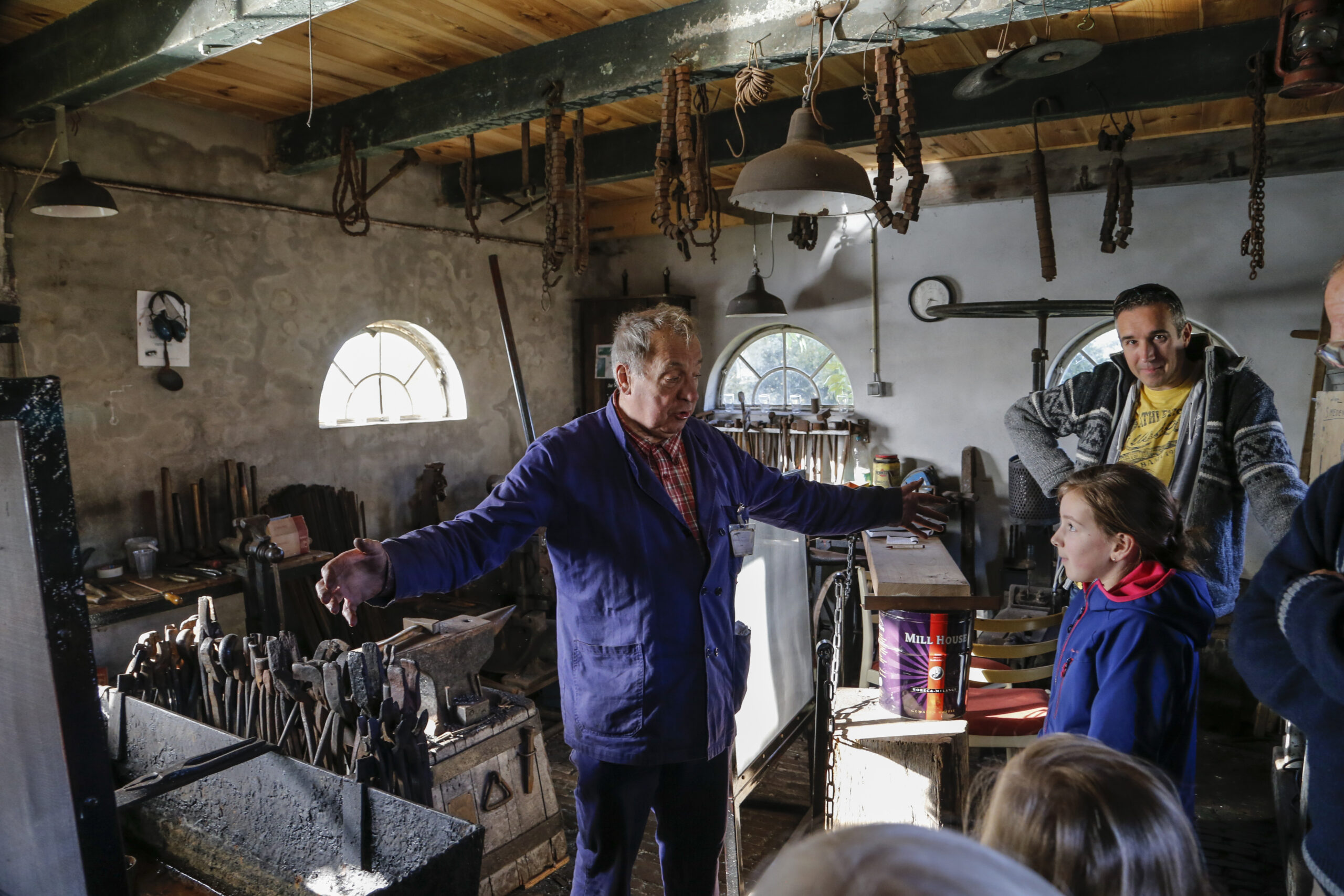 Bezoekers bekijken werkende stoommachines tijdens de start van het stoomseizoen in het Nederlands Stoommachinemuseum in Medemblik.