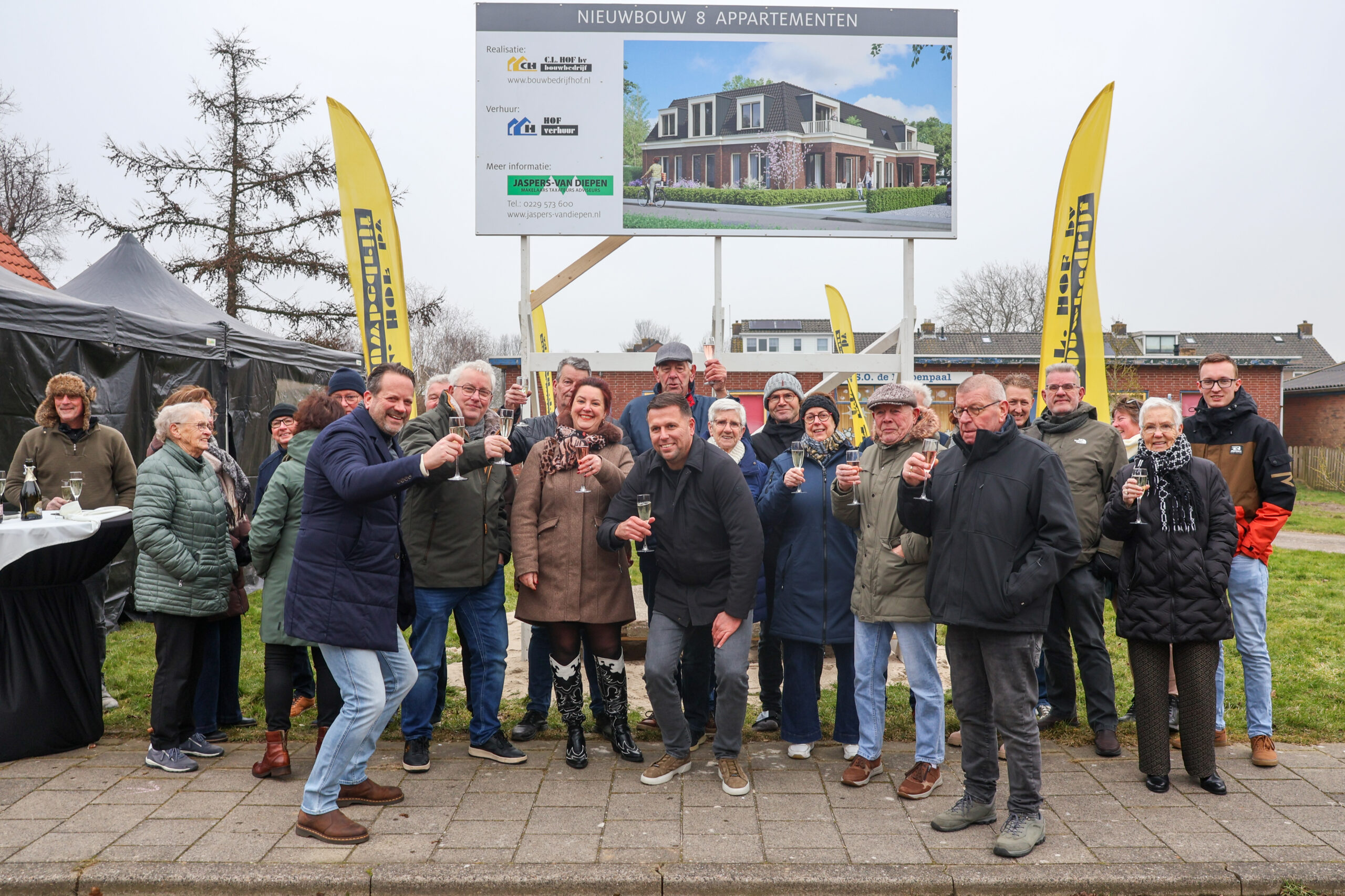 Bouwbord onthulling appartementenproject aan de J.W. Heijmanszstraat in Venhuizen
