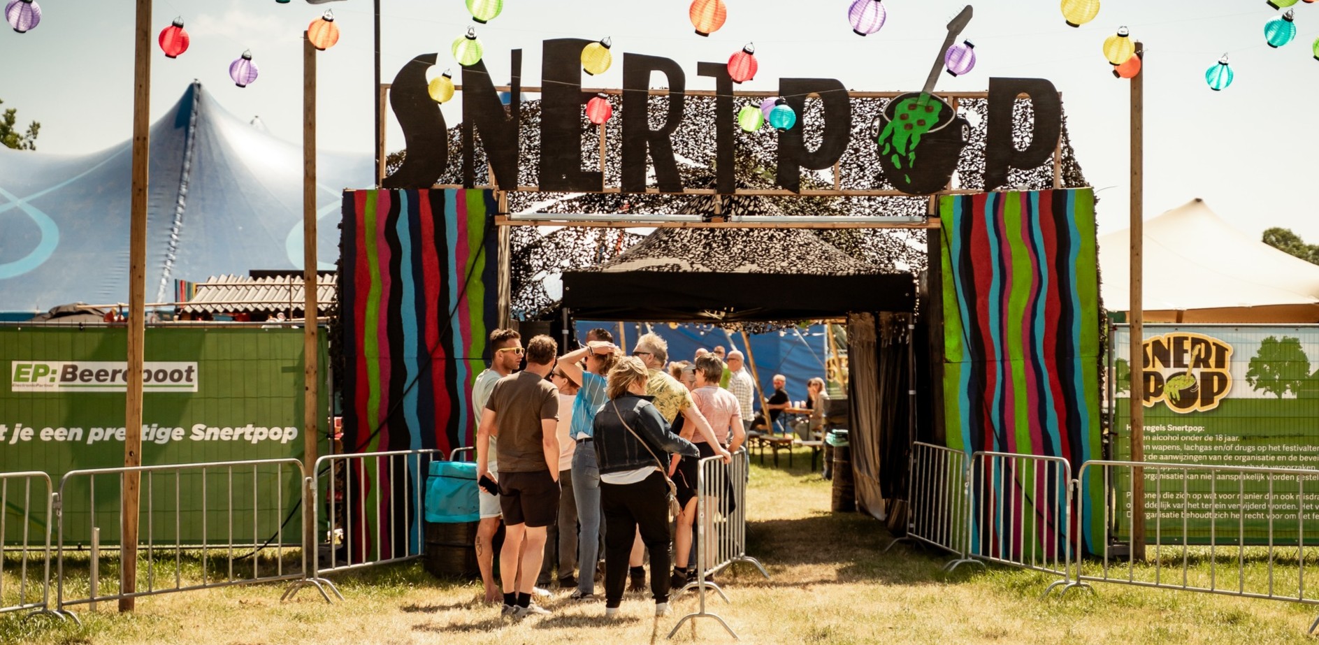 Bezoekers genieten van livemuziek tijdens Snertpop in Midwoud