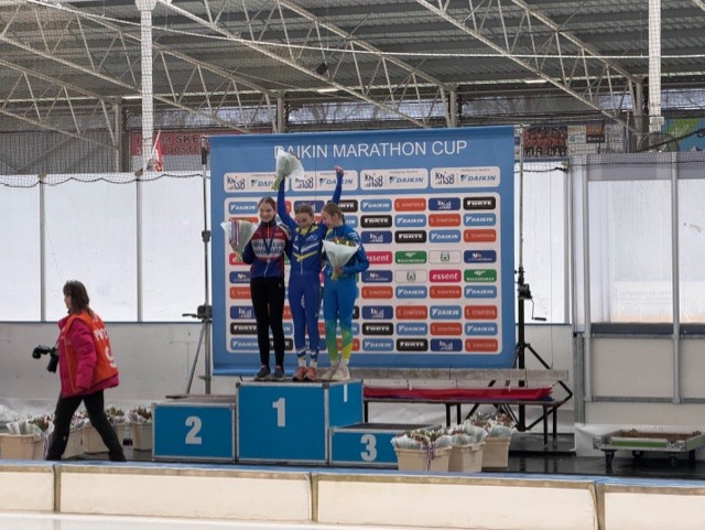 Jeugdschaatsers in actie tijdens het NK Jeugd Marathon schaatsen in Breda
