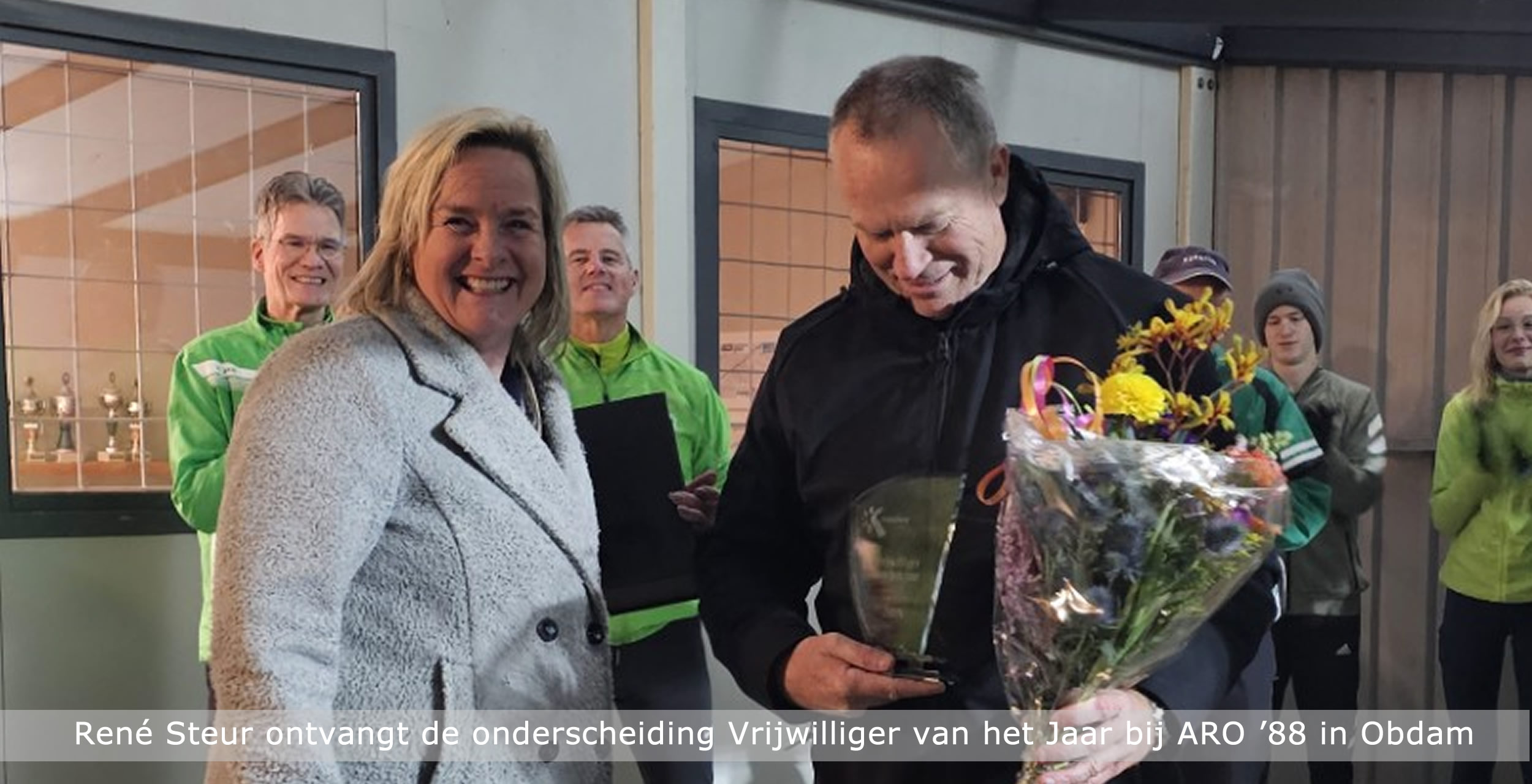 ené Steur ontvangt de onderscheiding Vrijwilliger van het Jaar bij ARO ’88 in Obdam