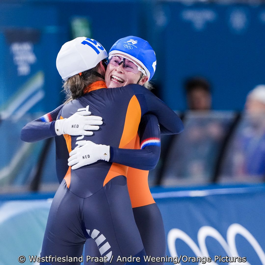 Jorit Bergsma en Marijke Groenewoud vieren goud op de massastart met hun teamgenoten.