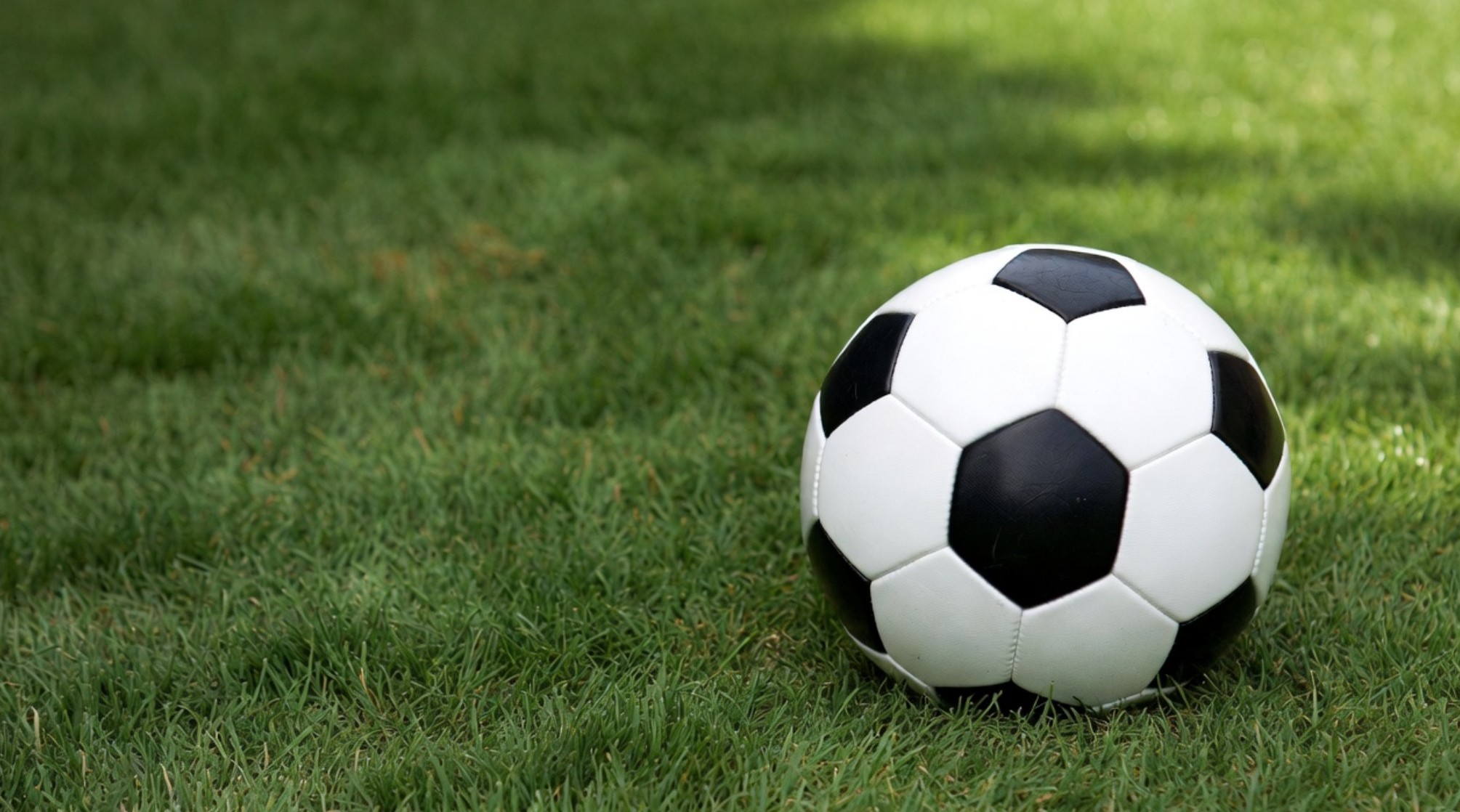 Acties uit de streekderby tussen Always Forward en De Zouaven in Hoorn, gespeeld onder mistige omstandigheden.