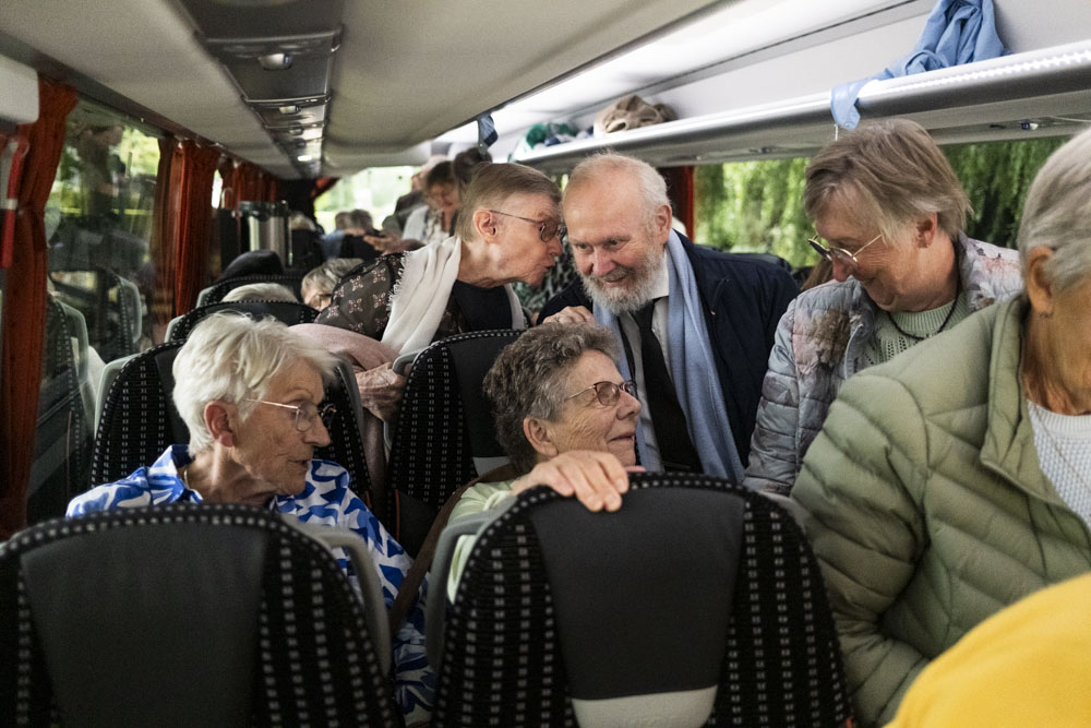 Luxe touringcar tijdens een verrassingsbustocht door West-Friesland langs dorpen en landschappen.