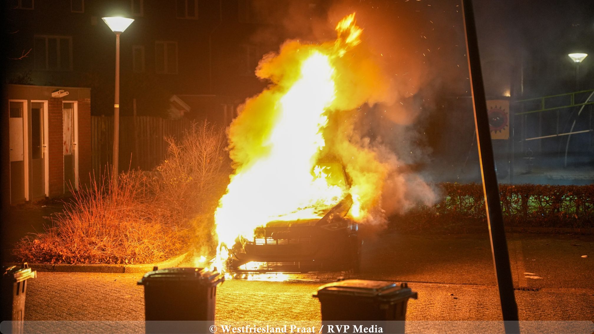 Uitgebrande elektrische Audi na nachtelijke autobrand in de Hoornse wijk Kersenboogerd.