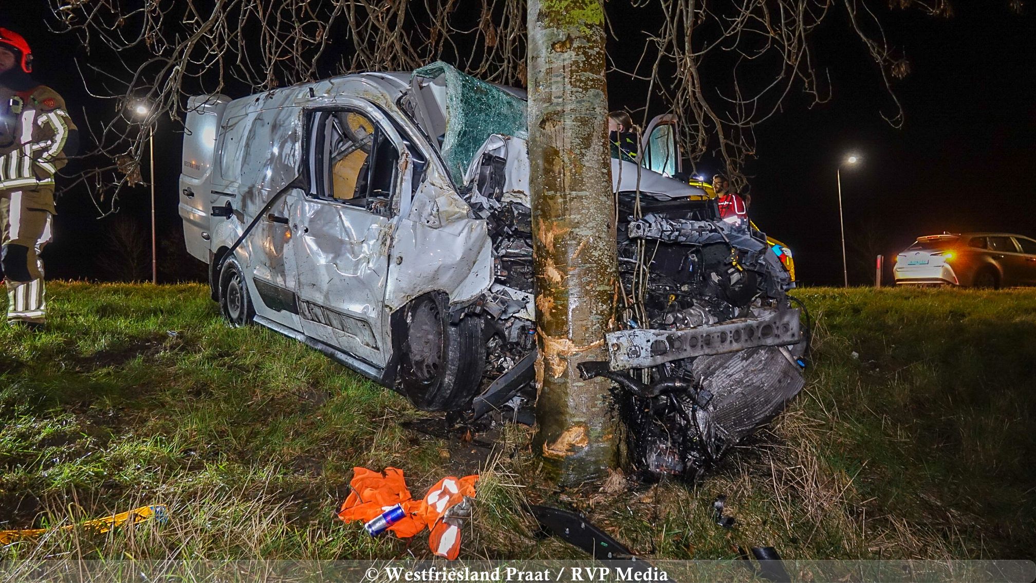 Bestelbus zwaar beschadigd na ongeval op de A7 bij Noordbeemster, hulpdiensten ter plaatse in de nacht.