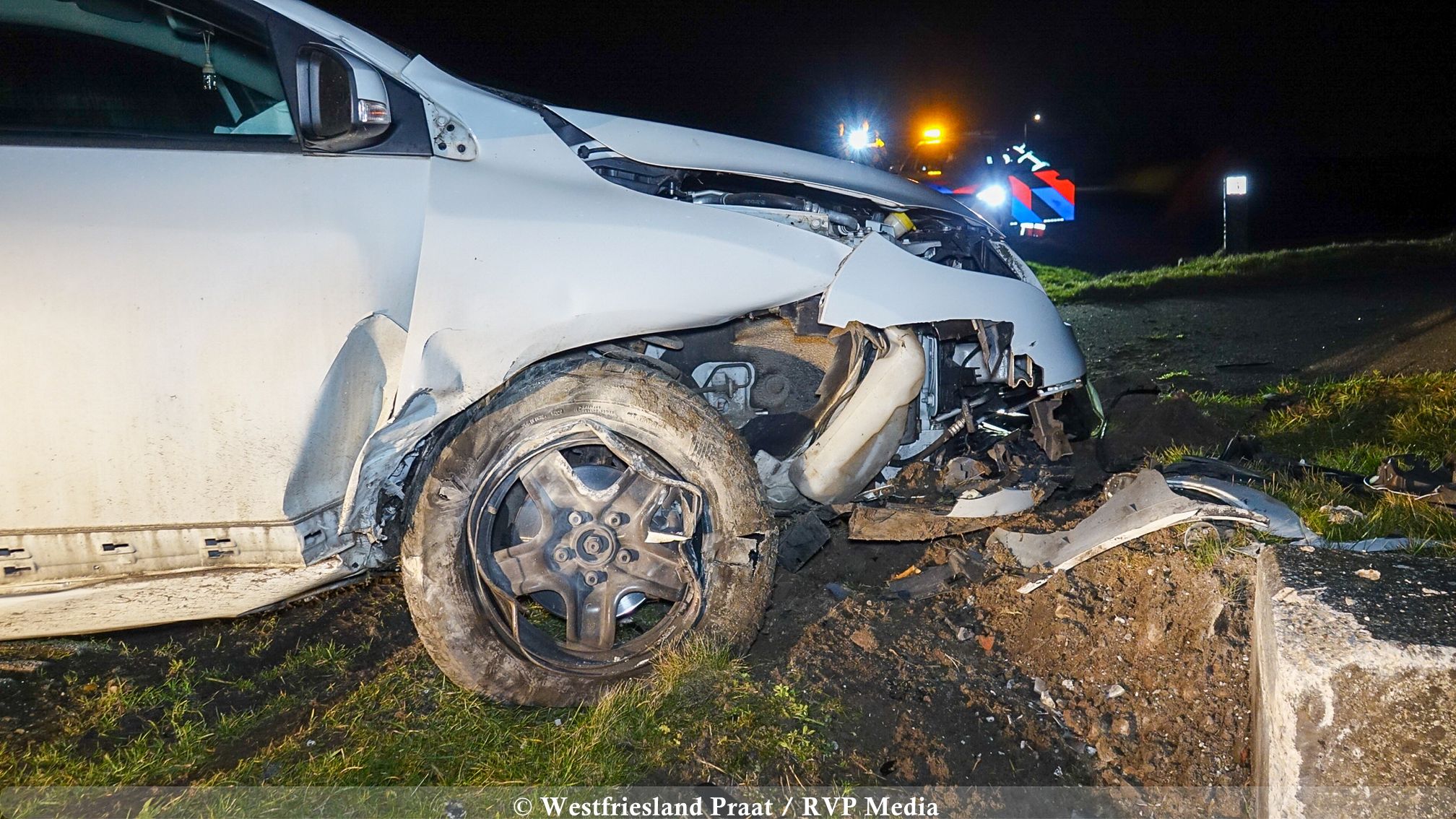 Zwaar beschadigde auto na eenzijdig ongeval op de Berkmeerdijk in Obdam