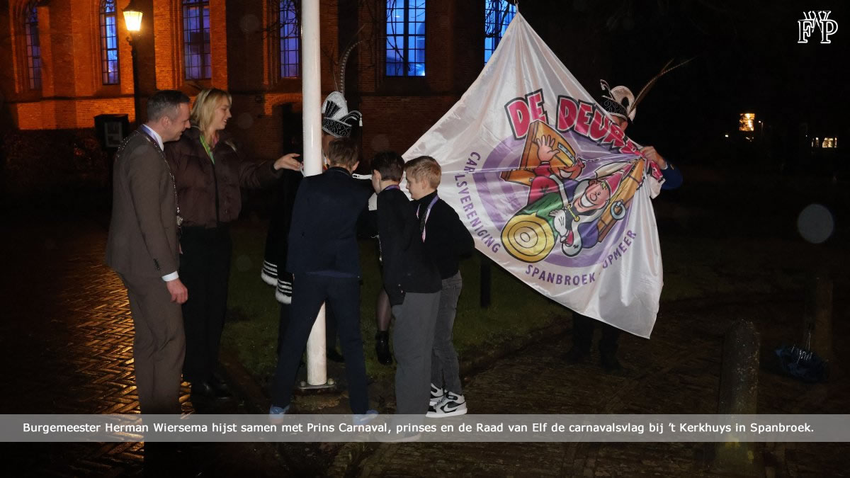 Burgemeester Herman Wiersema hijst samen met Prins Carnaval, prinses en de Raad van Elf de carnavalsvlag bij ’t Kerkhuys in Spanbroek.
