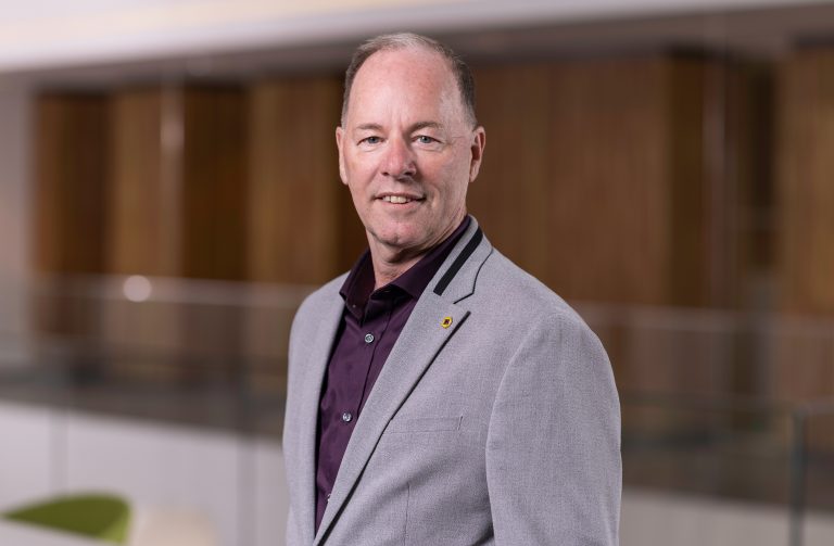 Wethouder Idso Brouwer van Drechterland tijdens een bestuurlijk moment