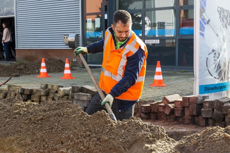 Werkzaamheden voor glasvezelaanleg met tijdelijke wegafsluiting in de binnenstad.