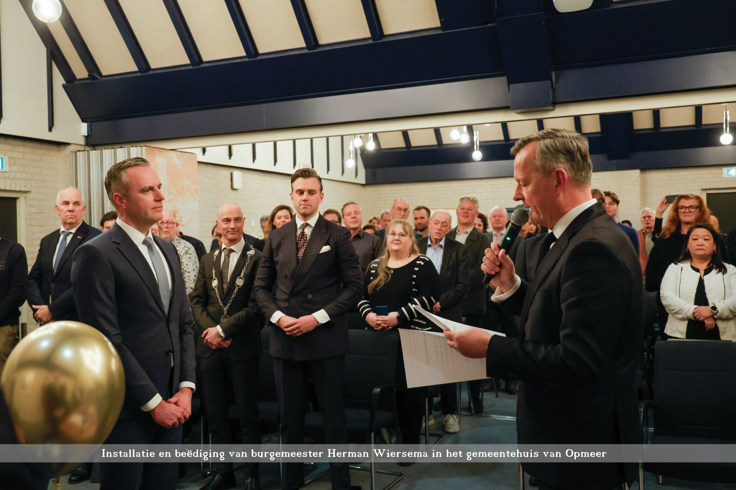 Installatie en beëdiging van burgemeester Herman Wiersema in het gemeentehuis van Opmeer