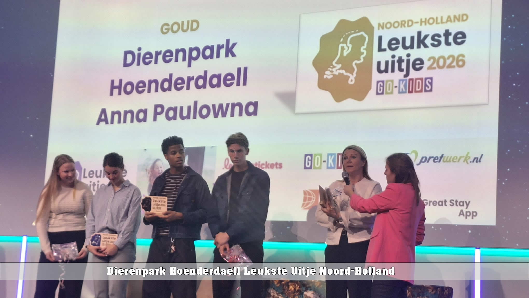 Bezoekers en dieren in Dierenpark Hoenderdaell, uitgeroepen tot Leukste Uitje van Noord-Holland.