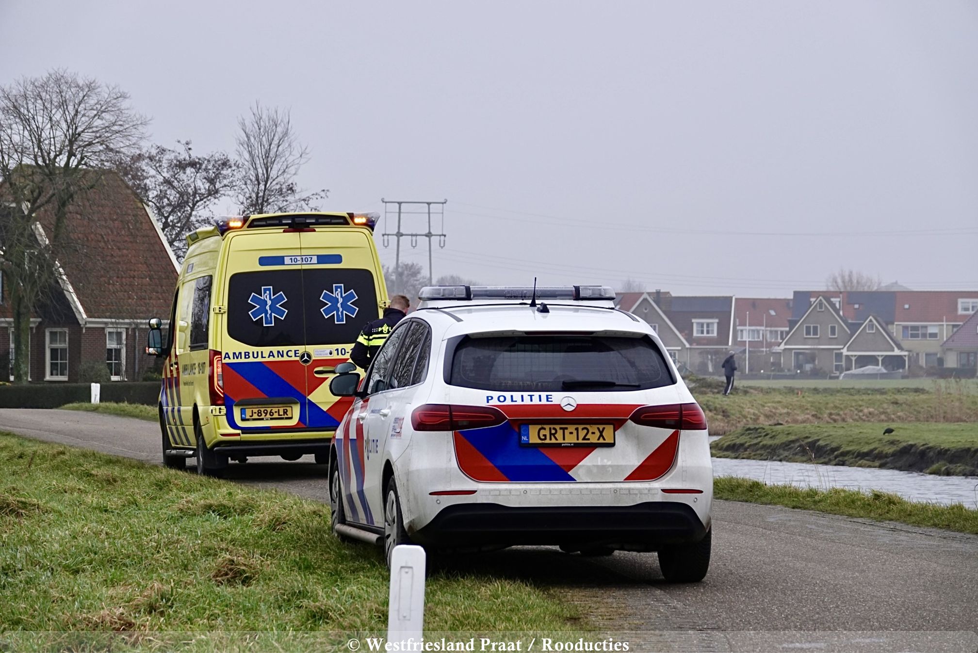 Hulpdiensten bij persoon te water aan de Brakeweg in Medemblik