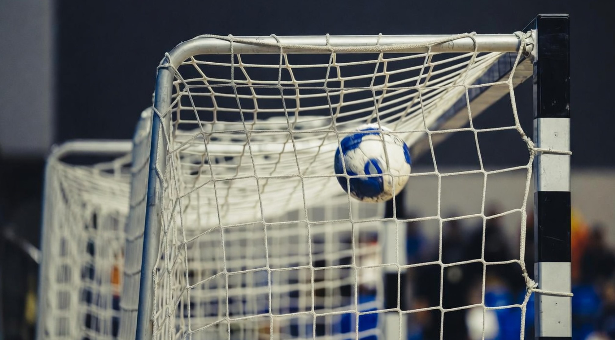 Keepster Eva Jansma in actie tijdens SEW–V&L