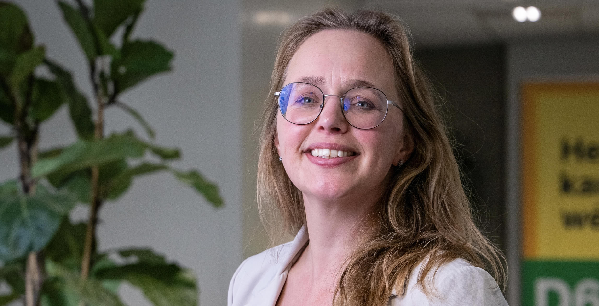 Marieke Vellinga-Beemsterboer (D66) tijdens een werkbezoek in Wervershoof