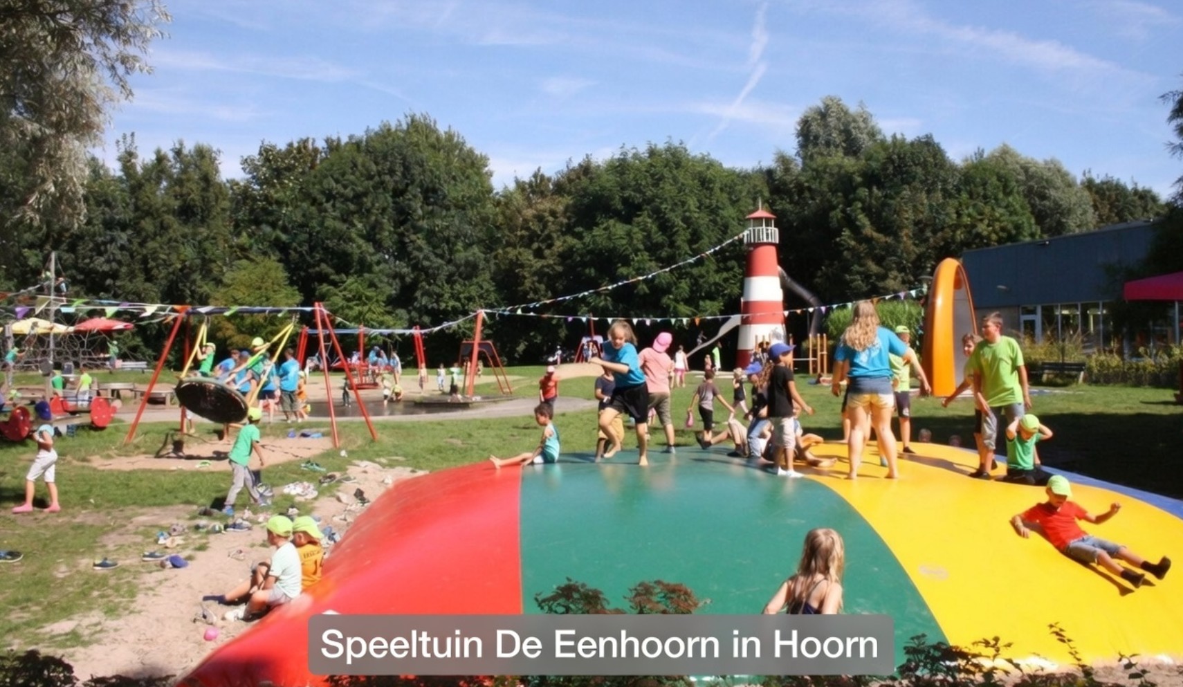 Toegankelijke speeltuin met speeltoestellen voor kinderen met een beperking in een woonwijk