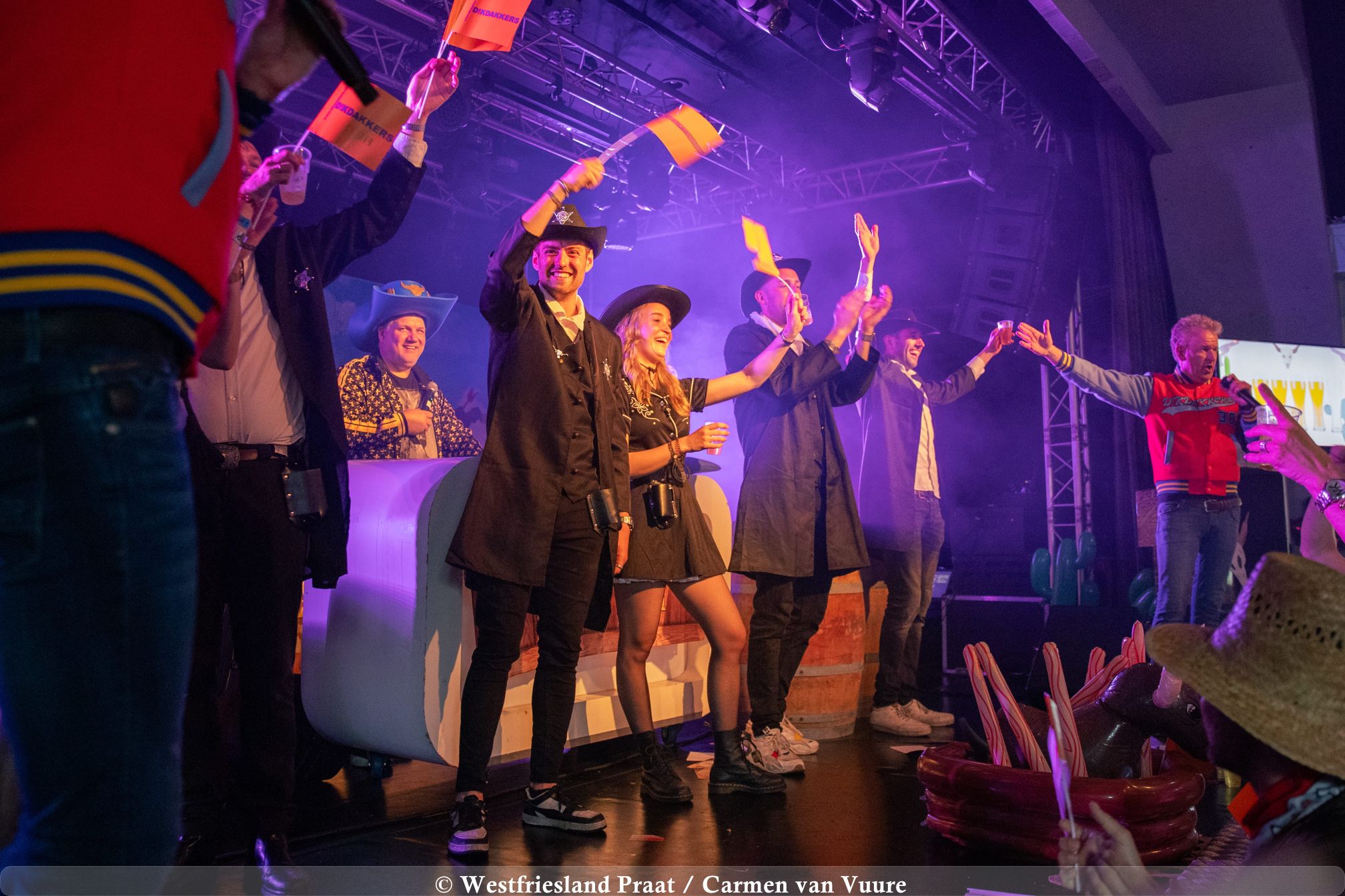 Feestelijke sfeer tijdens de Kermis Pre-Party in de Flora Bar in Bovenkarspel