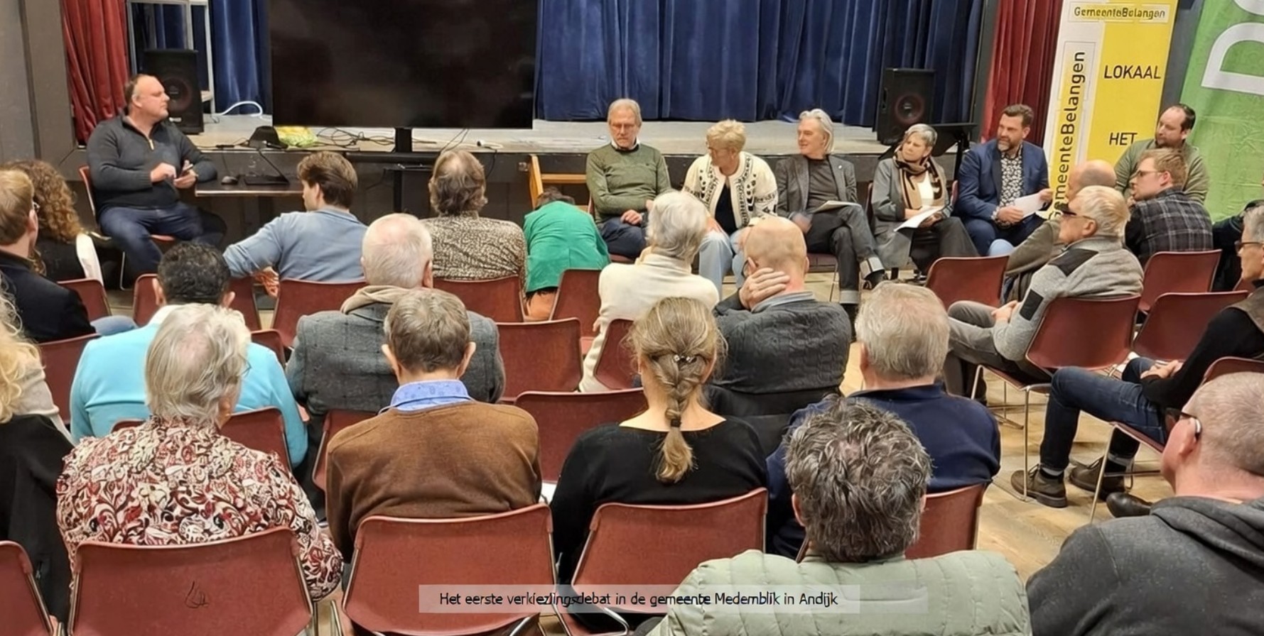 Inwoners en raadsleden in gesprek tijdens een koude inwonersbijeenkomst in Andijk