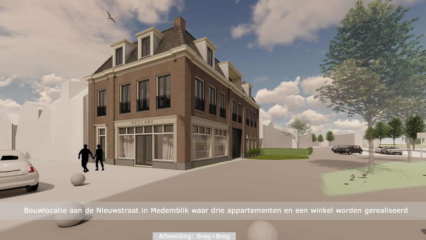 Bouwlocatie aan de Nieuwstraat in Medemblik waar drie appartementen en een winkel worden gerealiseerd