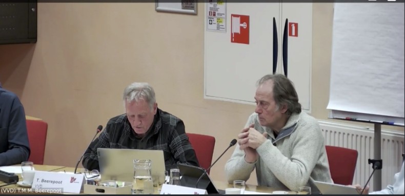 Raadsvergadering in Medemblik waar motie van afkeur wordt besproken.