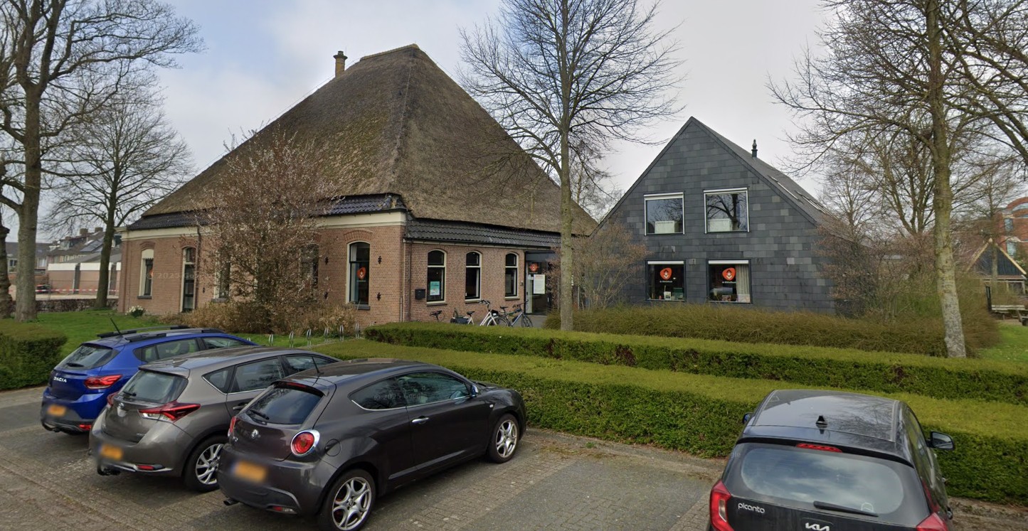 Bibliotheek Opmeer met bezoekers tussen boekenkasten tijdens openingsuren.