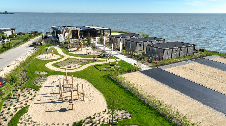 Bohemian Beach aan het Enkhuizerstrand waar zorgen zijn over uitbreiding van Europarcs