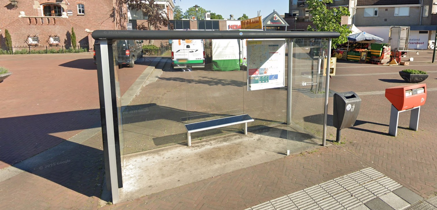 Slecht toegankelijke bushalte op het platteland van de gemeente Medemblik zonder verhoogd perron