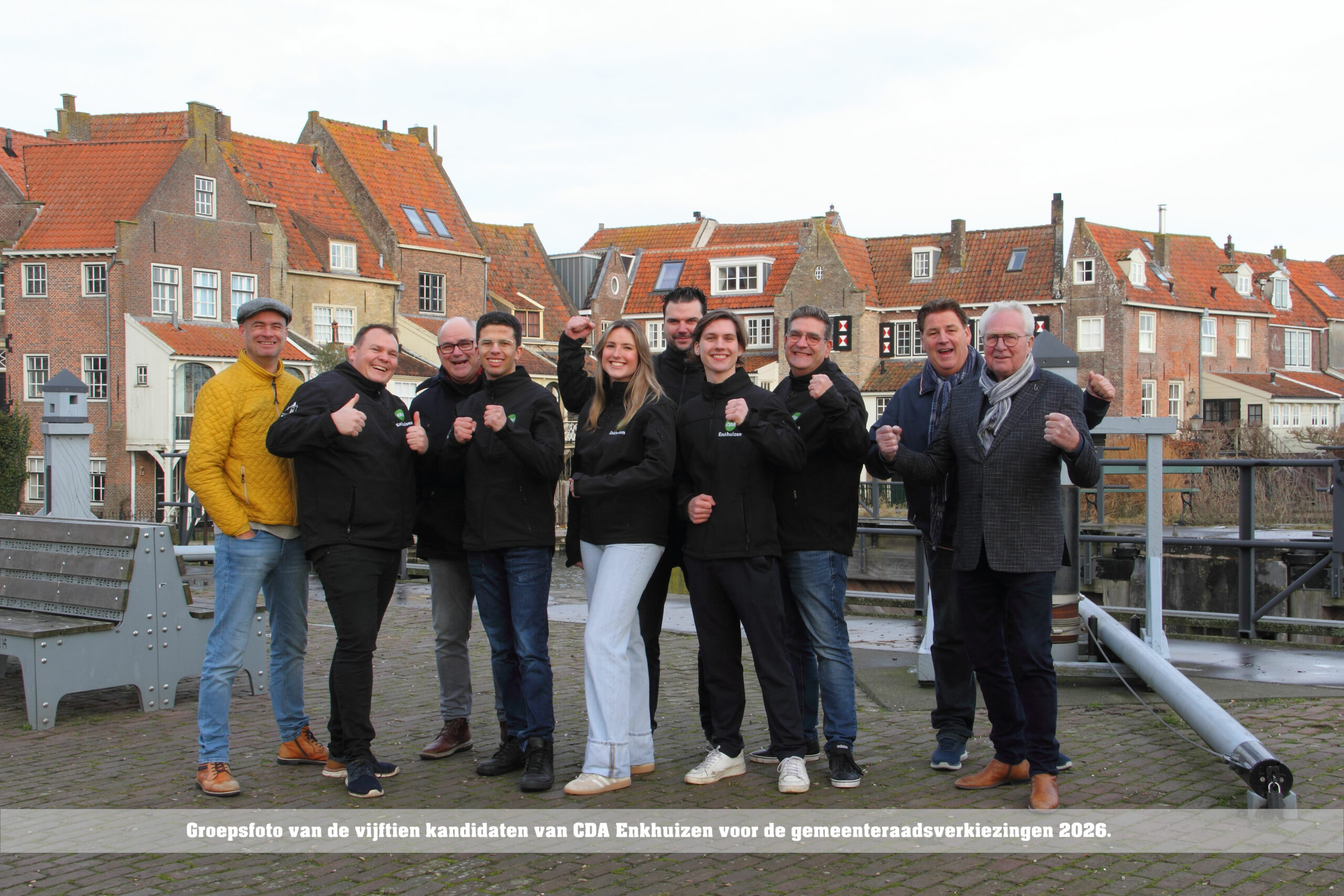 Groepsfoto van de vijftien kandidaten van CDA Enkhuizen voor de gemeenteraadsverkiezingen 2026.