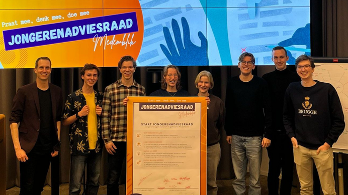 Ondertekenmoment van de Jongerenadviesraad Medemblik met jongeren en gemeentelijke vertegenwoordigers.