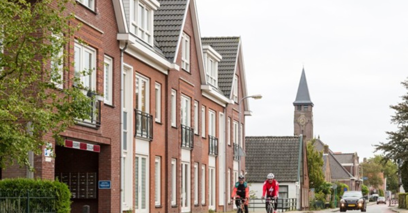 Fietsstraat in een dorp met voorrang voor fietsers en auto’s te gast, vergelijkbaar met geplande doorfietsroute in Stede Broec.