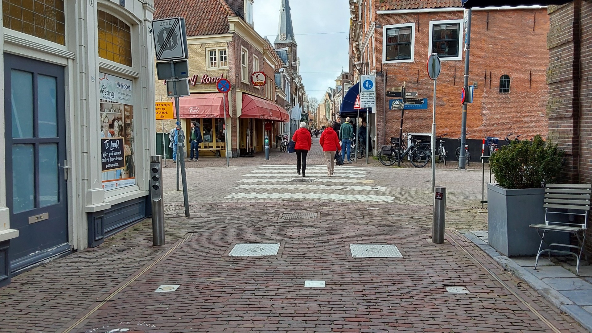 Bevoorradingsverkeer met bestelbusjes in de voetgangerszone van de Westerstraat in Enkhuizen