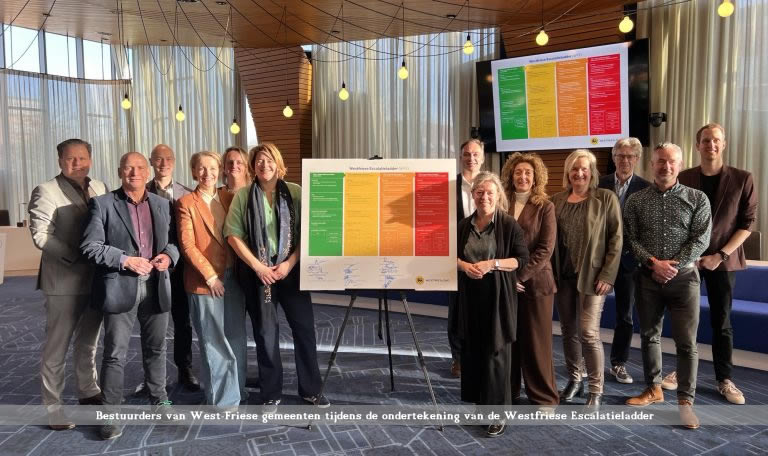 Bestuurders van West-Friese gemeenten tijdens de ondertekening van de samenwerkingsovereenkomst voor de Westfriese Escalatieladder.