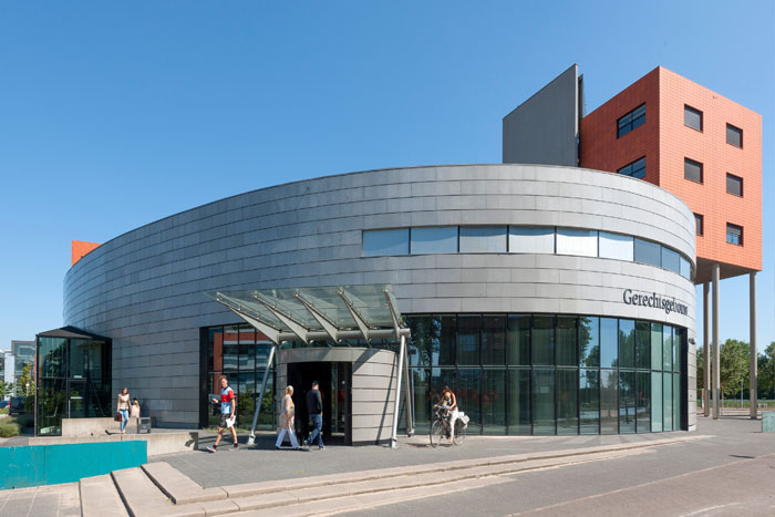 Zittingszaal van een Nederlandse rechtbank tijdens een strafzaak