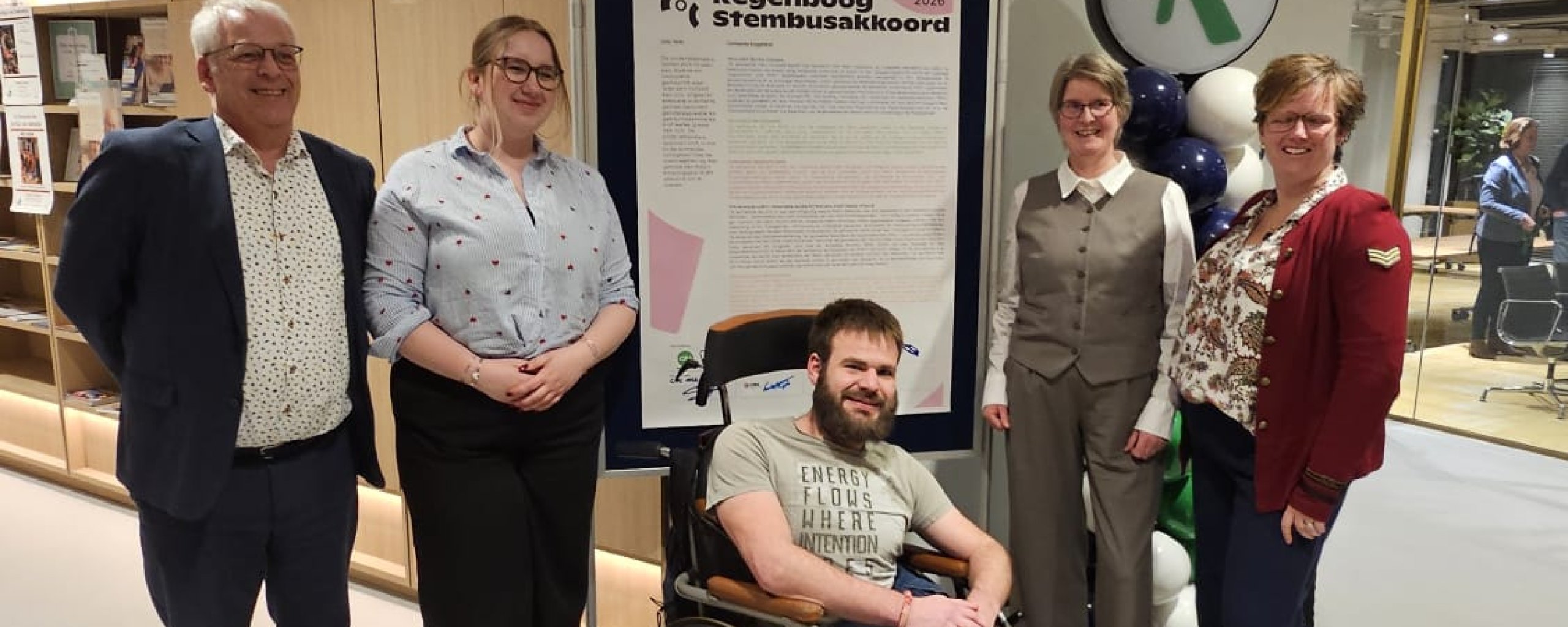 Ondertekening van het Regenboog Stembusakkoord 2026 door fracties in de hal van het gemeentehuis van Koggenland.