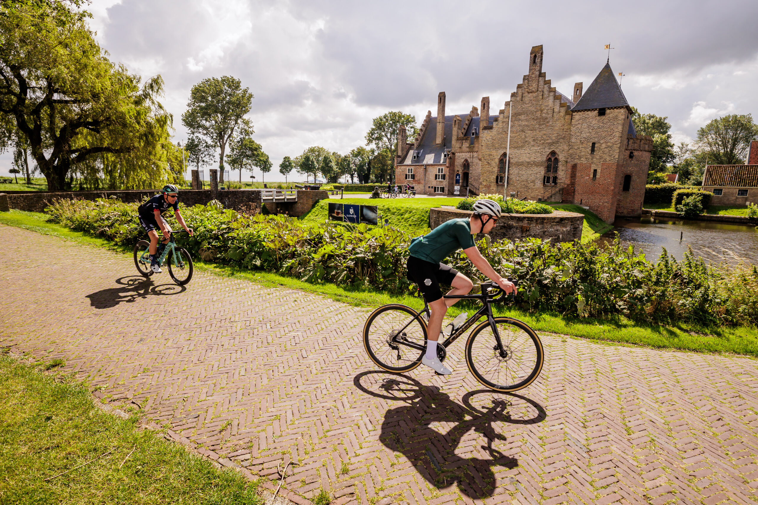 Fietsers op de Westfriese Omringdijk met uitzicht over het IJsselmeer