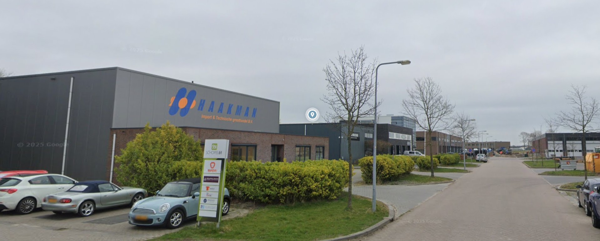 Bedrijventerrein Schoffel in De Goorn met bedrijfsgebouwen en openbare parkeerstrook