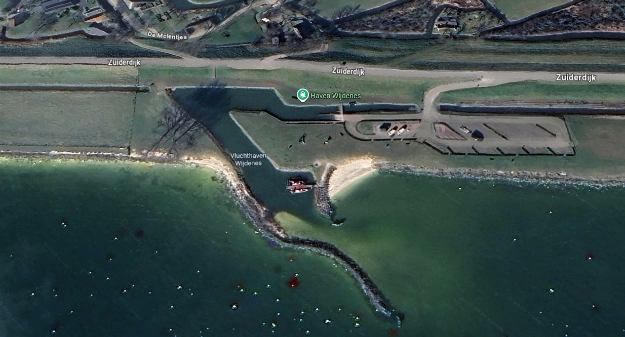 Strand en haven van Wijdenes met vaargeul en reddingsboot nabij recreatiezone