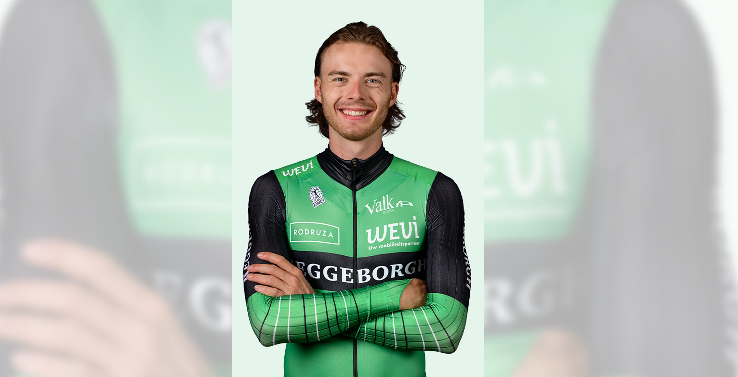 Jordy van Workum in actie tijdens een langebaanschaatswedstrijd