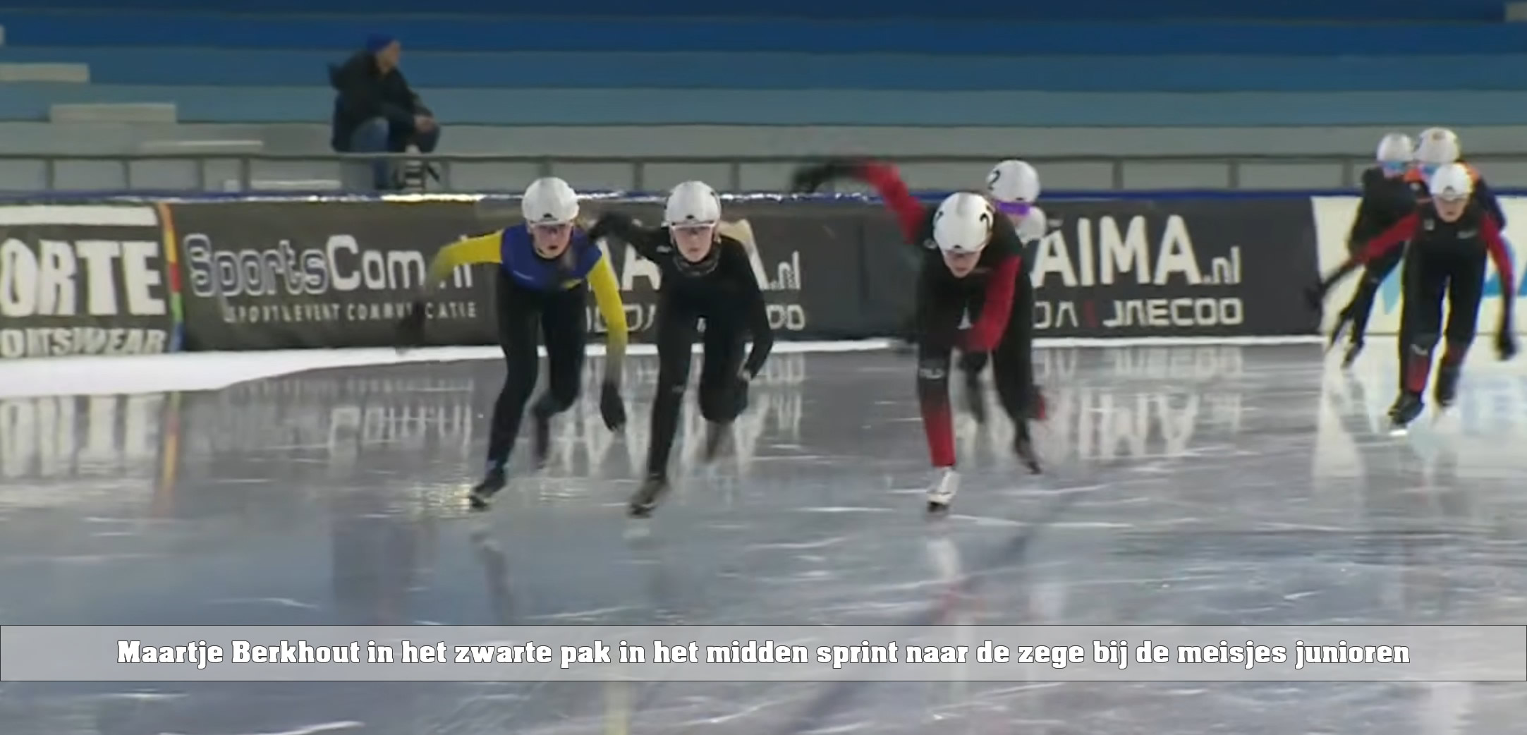 Schaatsers in actie tijdens het voorprogramma van de Daikin Marathon Cup in Thialf Heerenveen