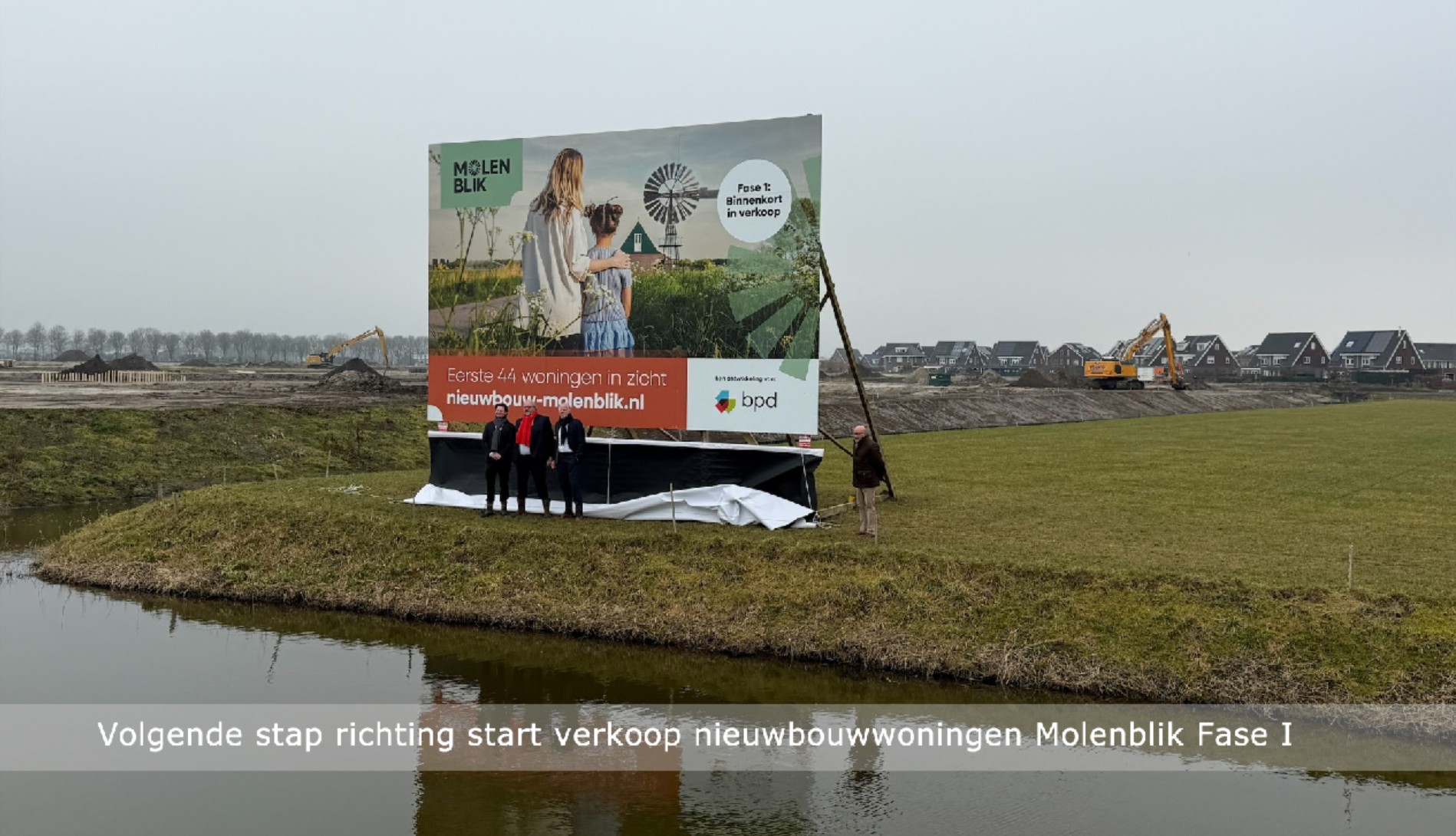 Onthulling bouwbord woningbouwproject Molenblik in Medemblik met wethouder en projectontwikkelaars