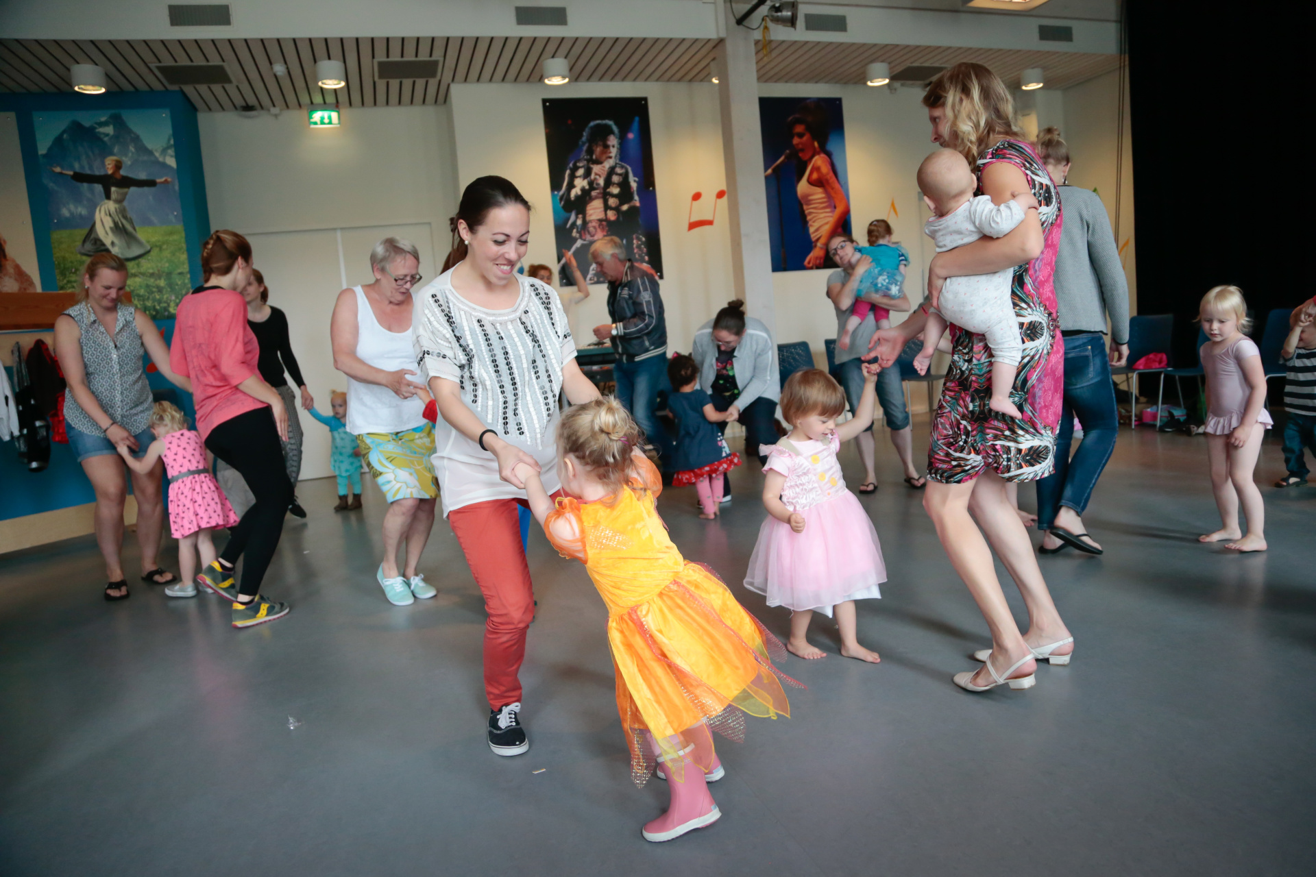 Kinderen doen mee aan sportieve en creatieve activiteiten tijdens de Vakantiespelen in Hoorn.