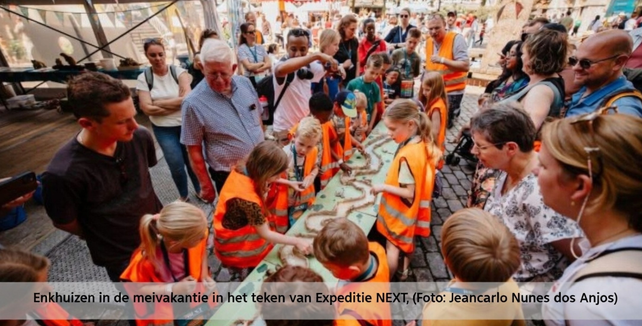 Kinderen doen wetenschappelijke proefjes tijdens Expeditie NEXT in de binnenstad van Enkhuizen.