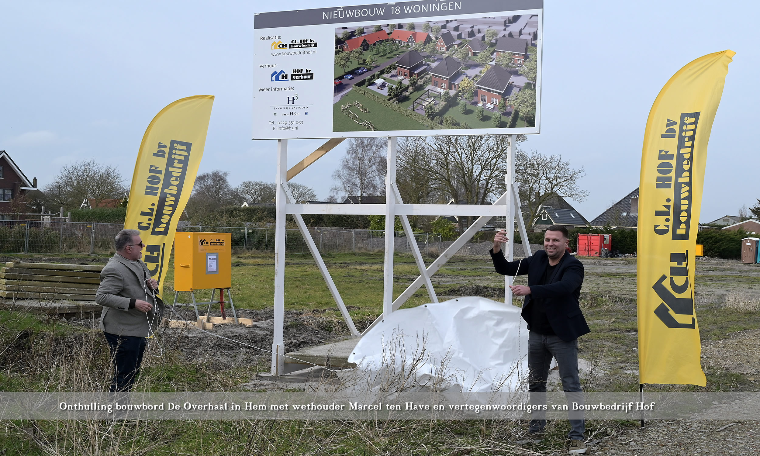 Onthulling bouwbord De Overhaal in Hem met wethouder Marcel ten Have en vertegenwoordigers van Bouwbedrijf Hof