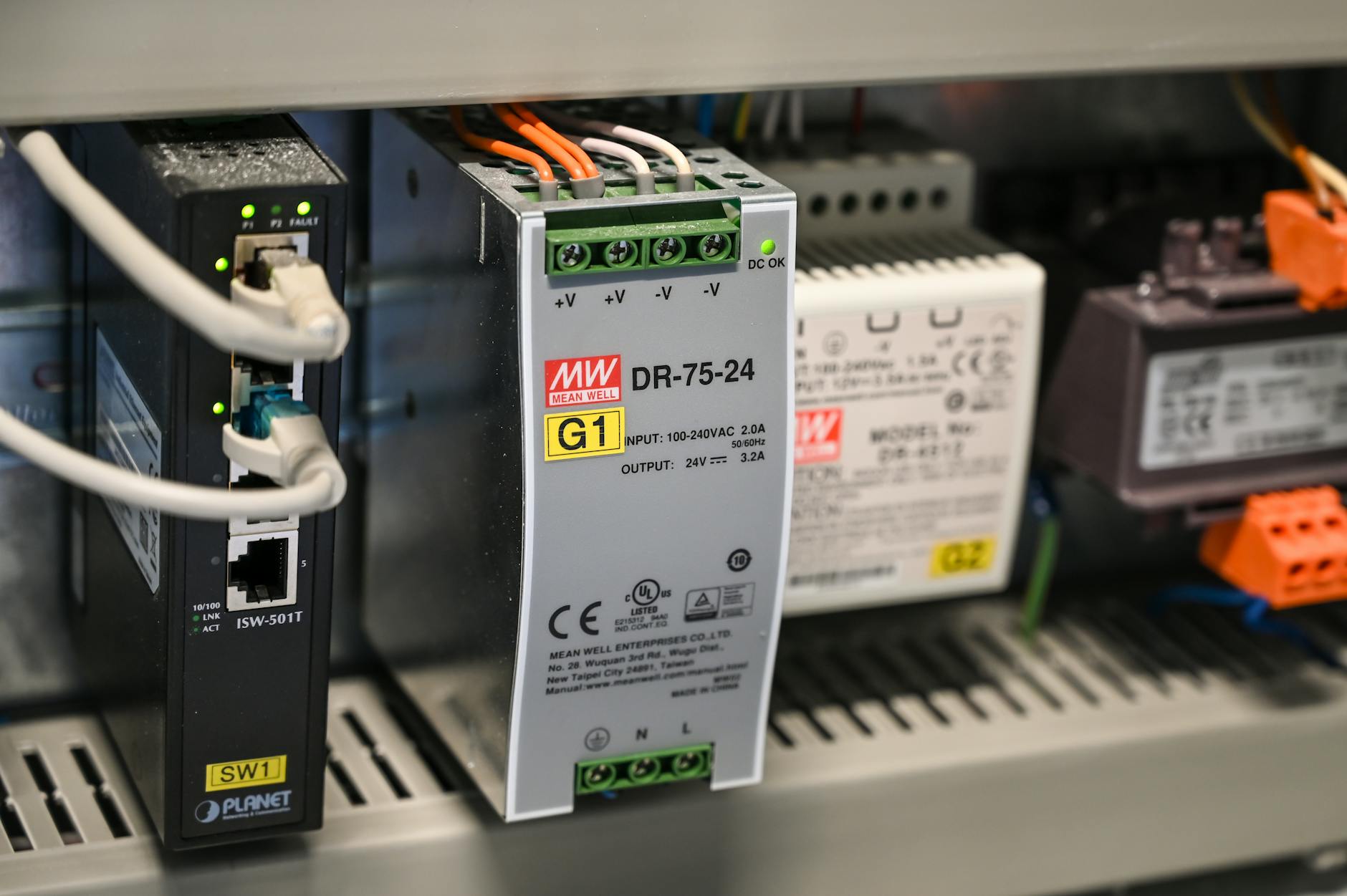 Monteurs werken aan elektriciteitsnet na stroomonderbreking in woonwijk