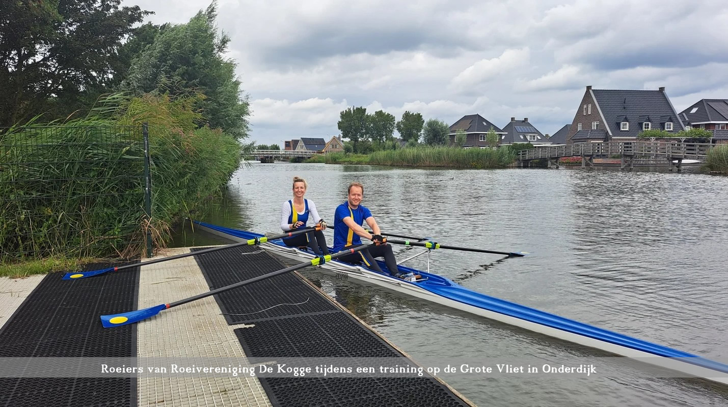 Roeiers van Roeivereniging De Kogge tijdens een training op de Grote Vliet in Onderdijk