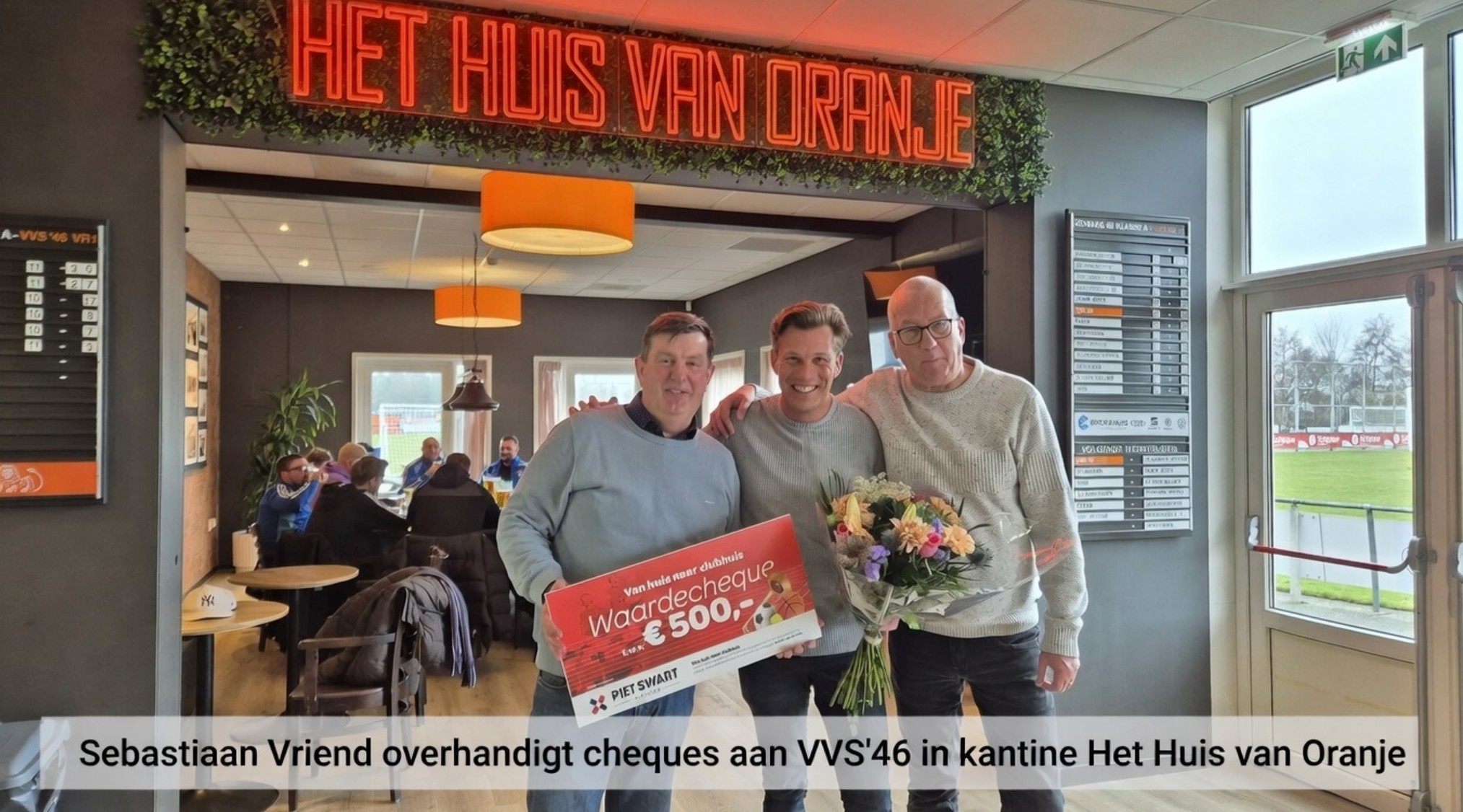 ebastiaan Vriend overhandigt cheques aan VVS’46 in kantine Het Huis van Oranje