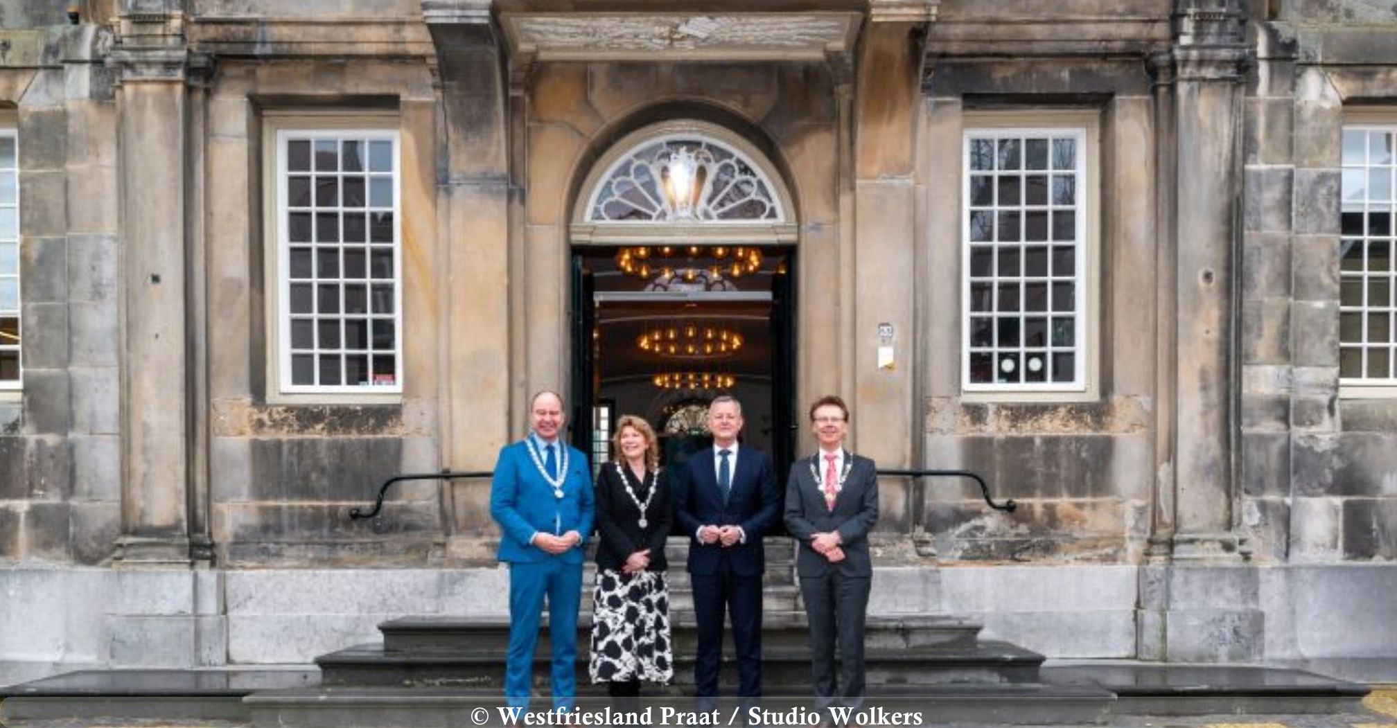 Commissaris van de Koning Arthur van Dijk in gesprek met bestuurders in Enkhuizen
