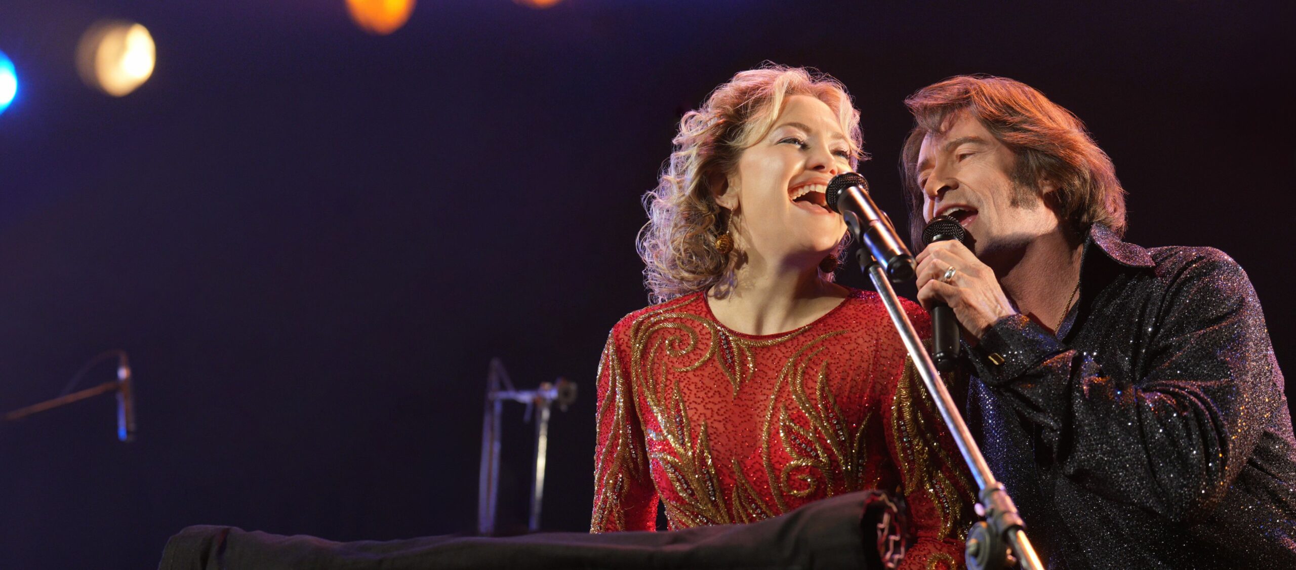 Still uit de film Song Sung Blue met Hugh Jackman en Kate Hudson tijdens een muzikaal optreden